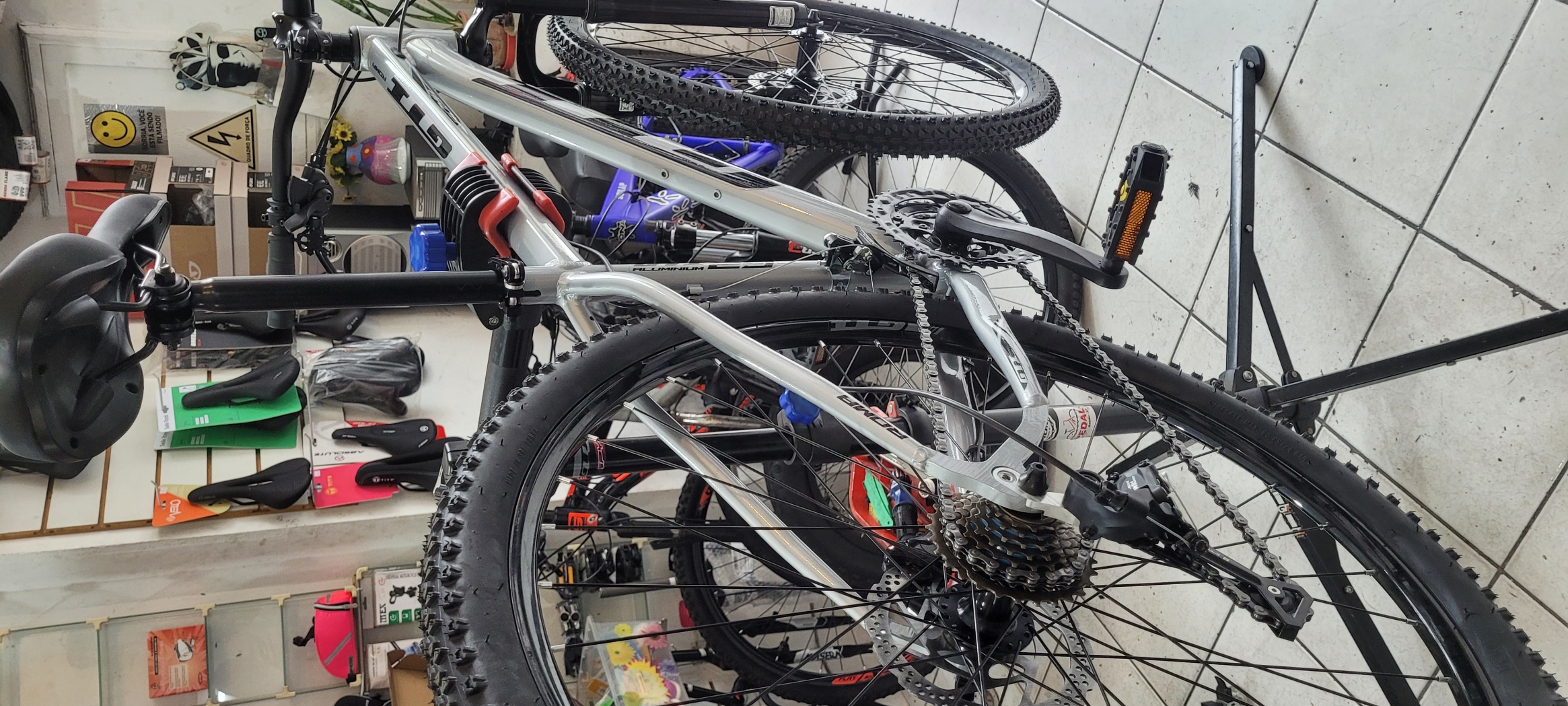 Bicicleta em revisão completa no cavalete
